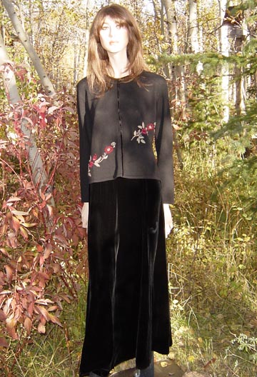 BLACK EMBROIDERED SWEATER
