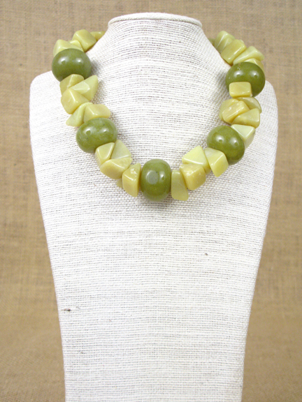 GREEN JADE 2 COLORS WITH GOLD VERMIEL CLASP