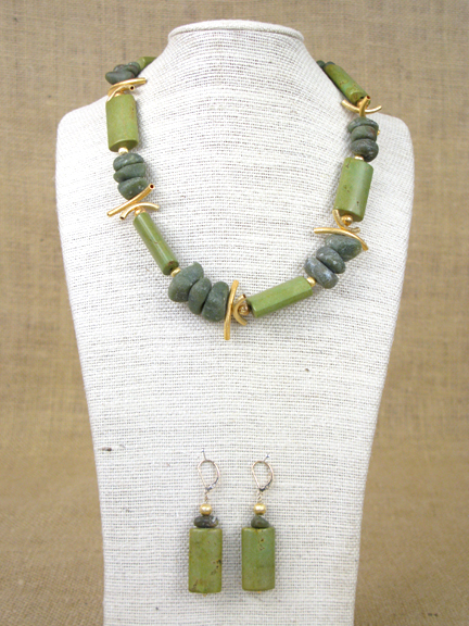 GREEN TURQUOISE & GREEN AFGANISTAN SERPENTINE & GOLD VERMEIL NOODLES WITH GOLD VERMEIL CLASP