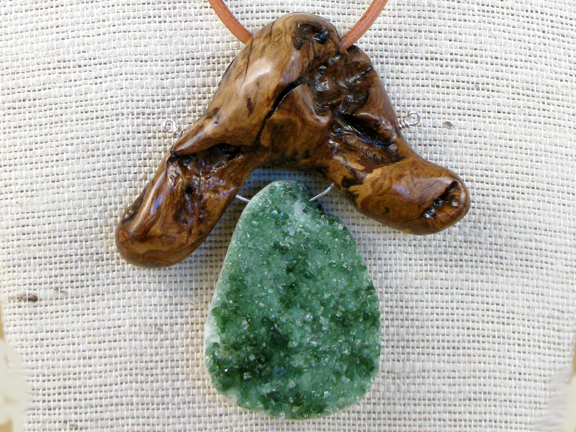 
ROOT WITH GREEN STONE WITH LEATHER COLLAR