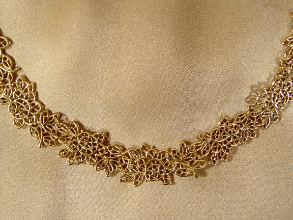 MARTHA WASHINGTON'S WILD ROSE WEDDING LACE NECKLACE DETAIL