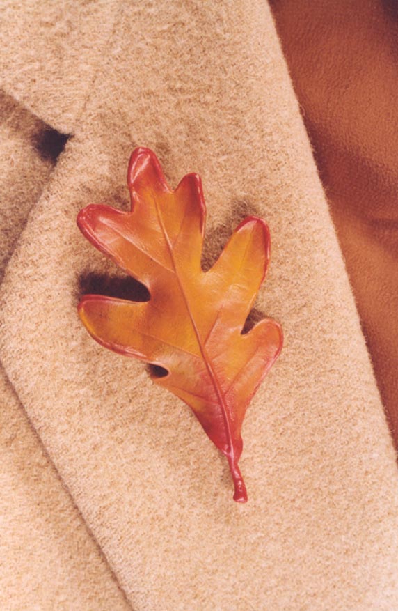 OAK PIN ON A CAMEL HAIR BLAZER