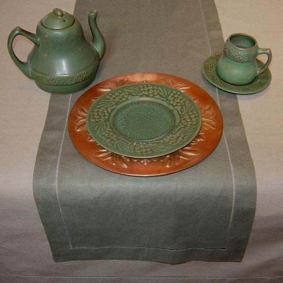 PUTTY LINEN TABLECLOTH WITH SAGE RUNNER